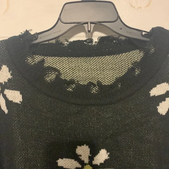 NWOT No Brand sz. L Torn Daisy Sweater Super Soft! - Picture 2 of 4